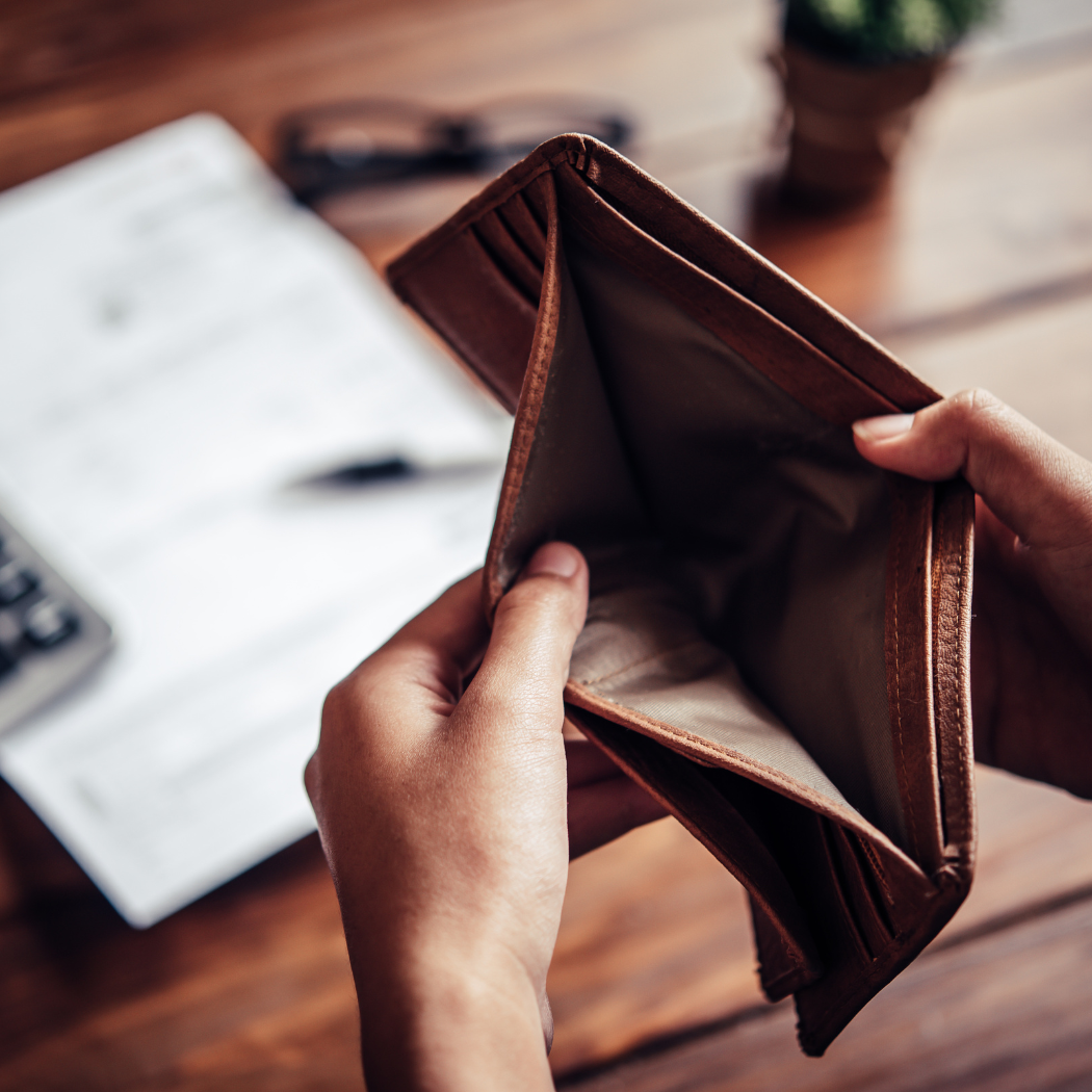 Twój portfel wiecznie świeci pustkami? „Głośne budżetowanie” to trend z TikToka, który powinnaś poznać